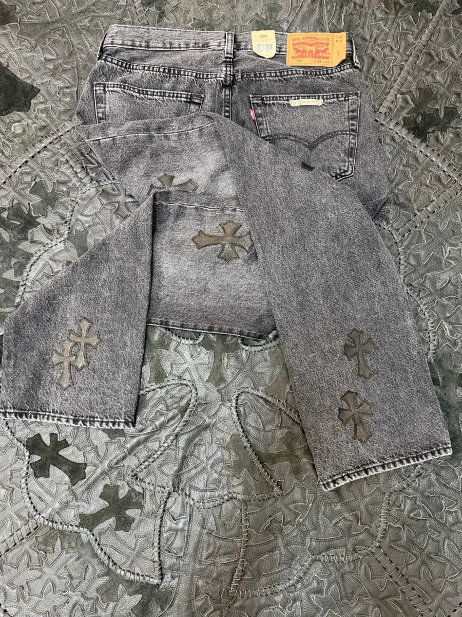 Задняя часть джинсов Chrome Hearts x Levi's 501 с нашивками