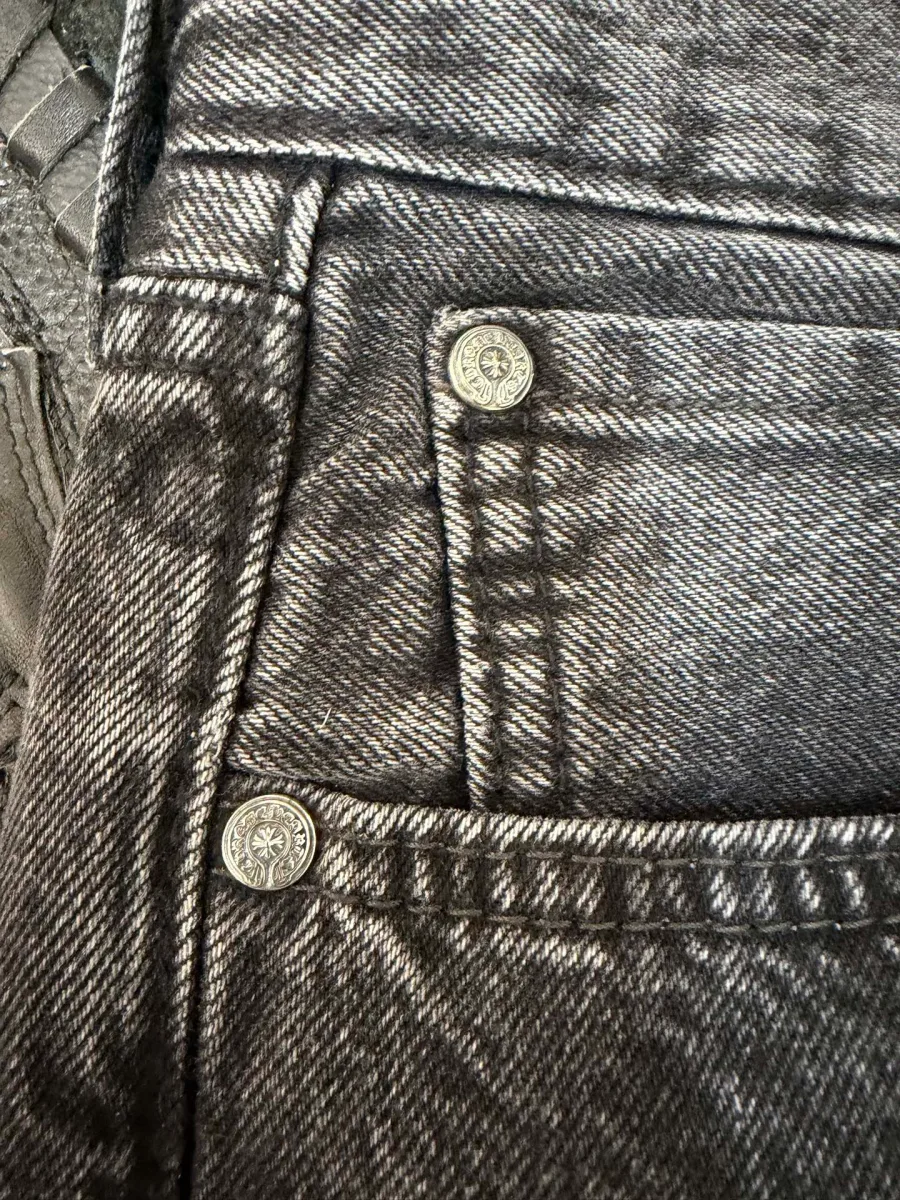 Передний карман джинсов с фирменной заклепкой Chrome Hearts