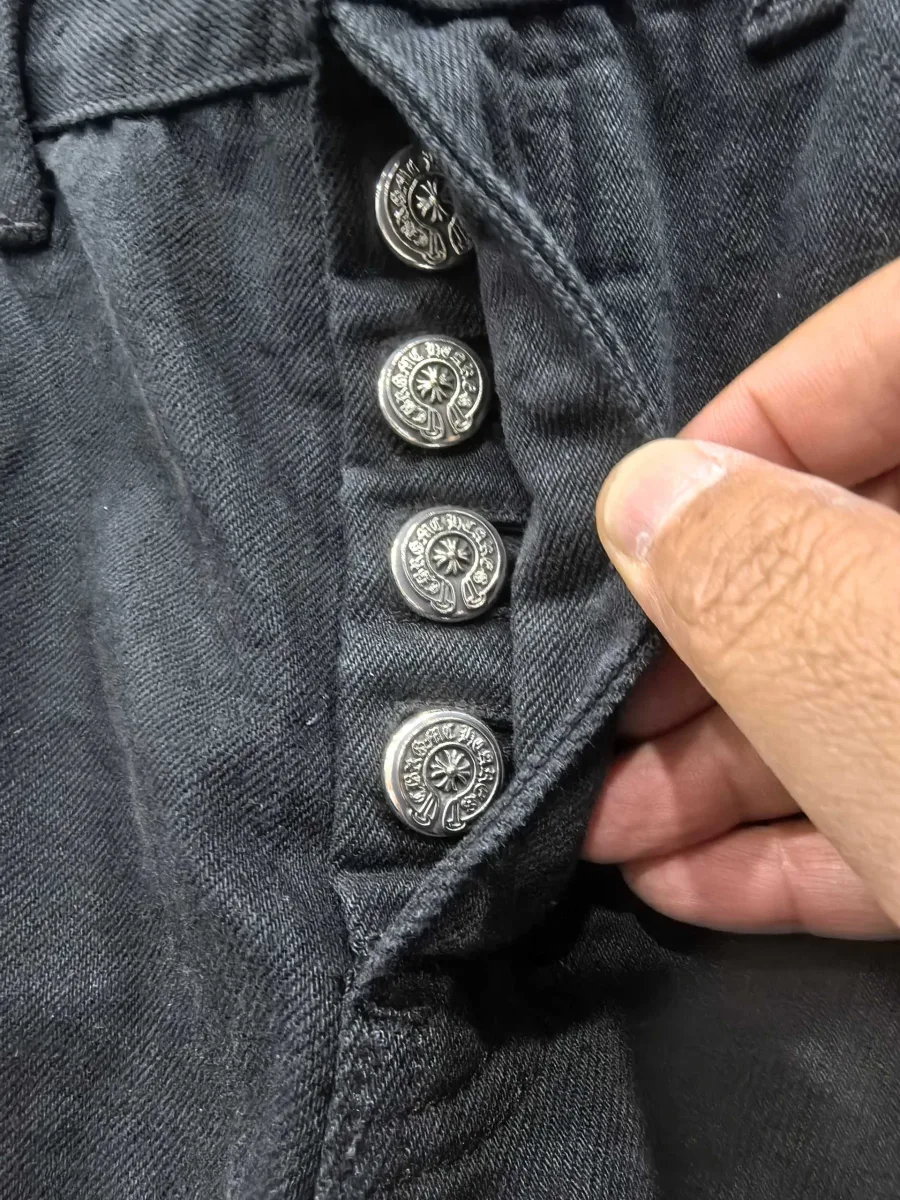 Деталь ширинки на пуговицах-болтах джинсов Chrome Hearts