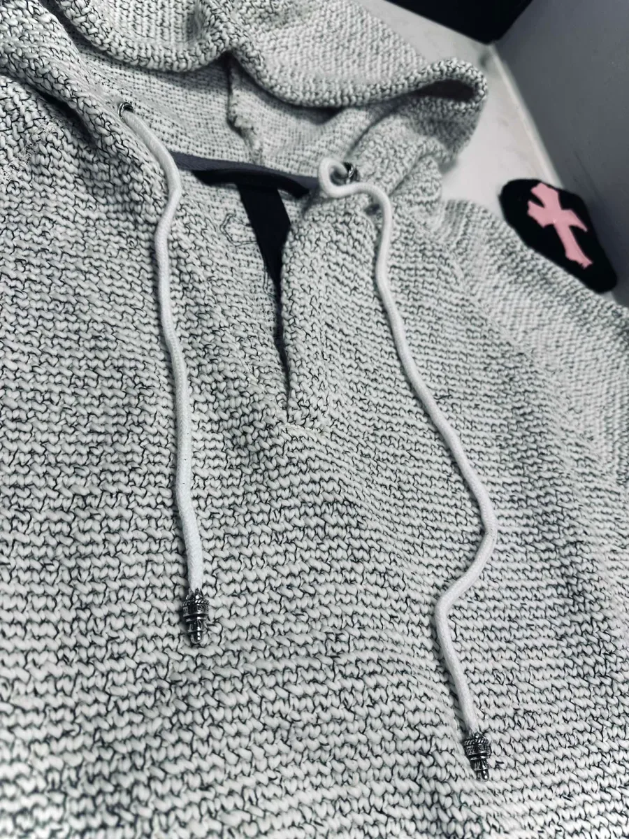 Детали воротника и капюшона вязаного худи Chrome Hearts