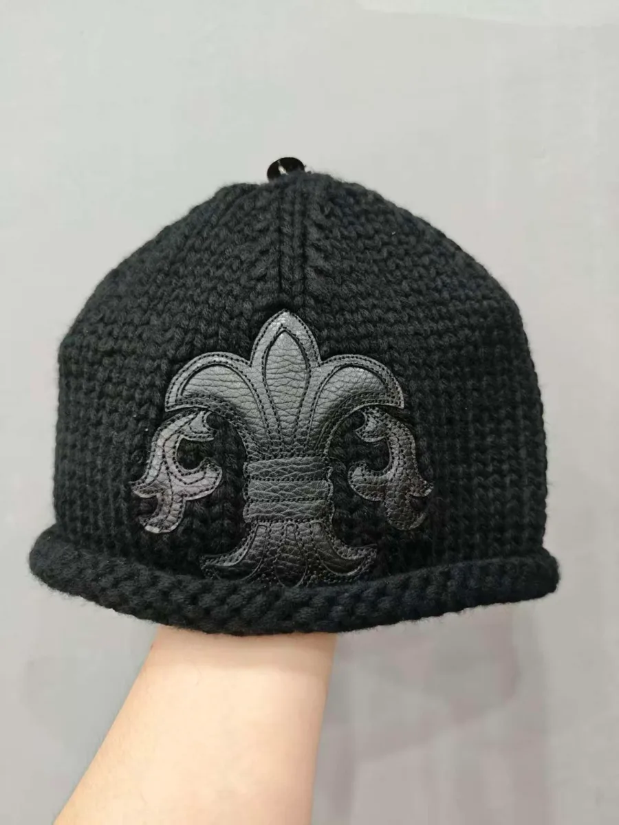 Черная вязаная шапка Chrome Hearts, вид спереди