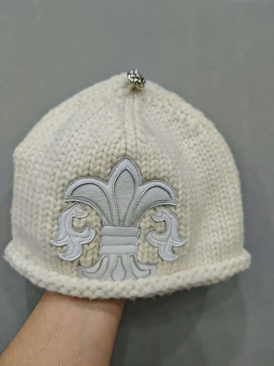 Белая вязаная шапка Chrome Hearts, вид спереди