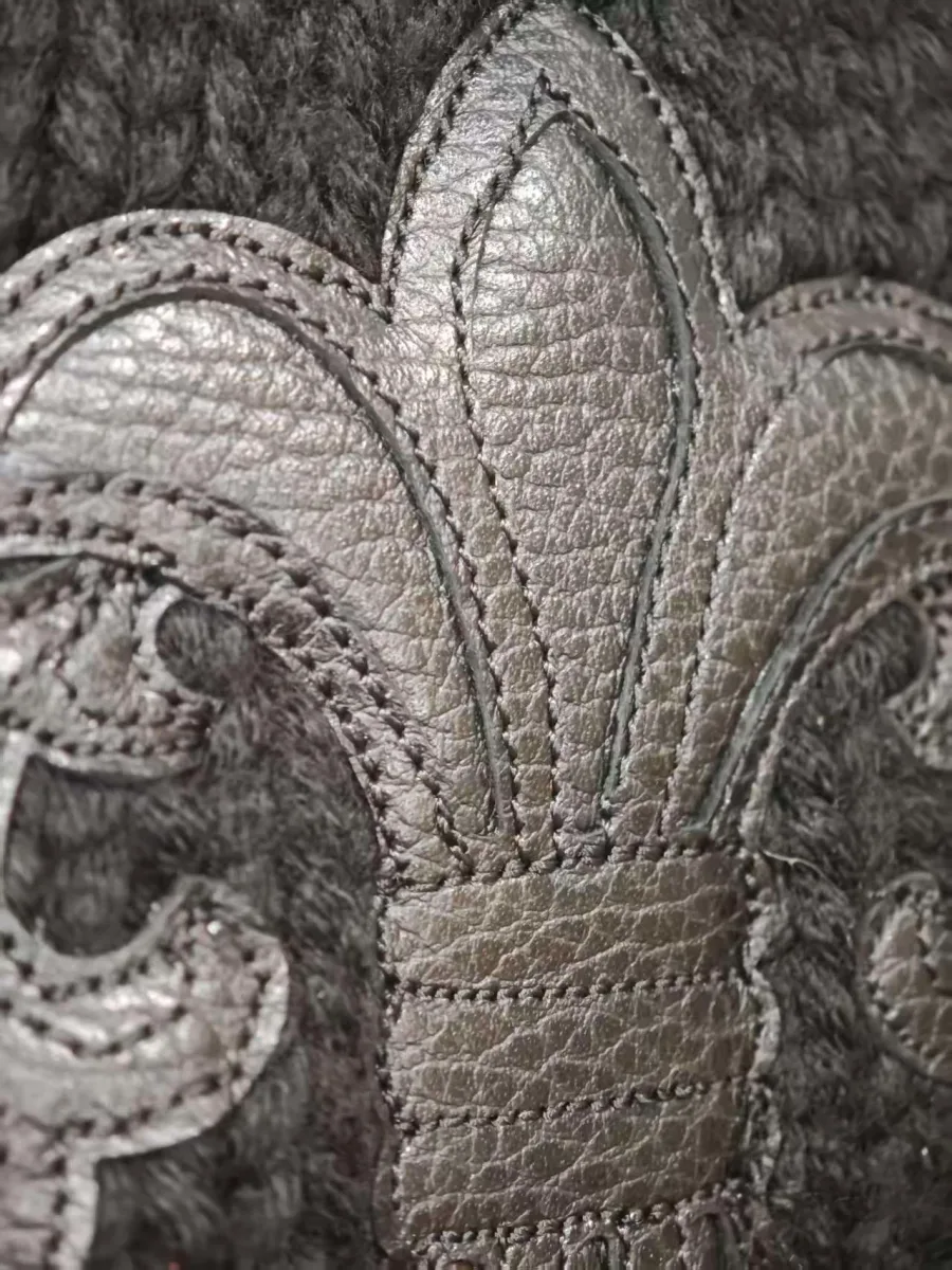 Кожаная аппликация на черной шапке Chrome Hearts крупным планом