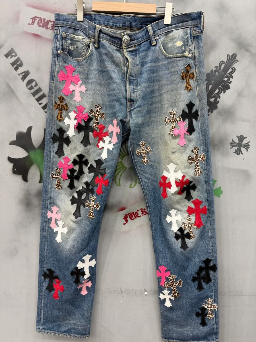 Джинсы Chrome Hearts x Levi's 501 голубого цвета с разноцветными нашивками в виде крестов, вид спереди