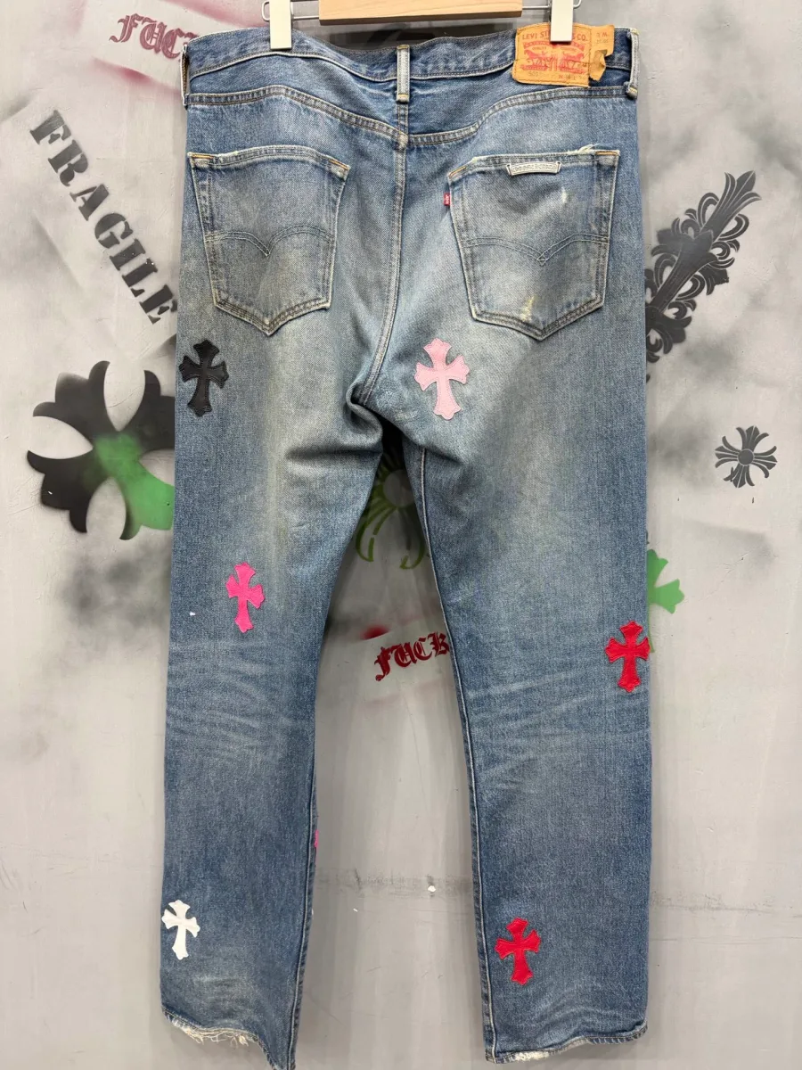 Джинсы Chrome Hearts x Levi's 501 голубого цвета с нашивками в виде крестов, вид сзади