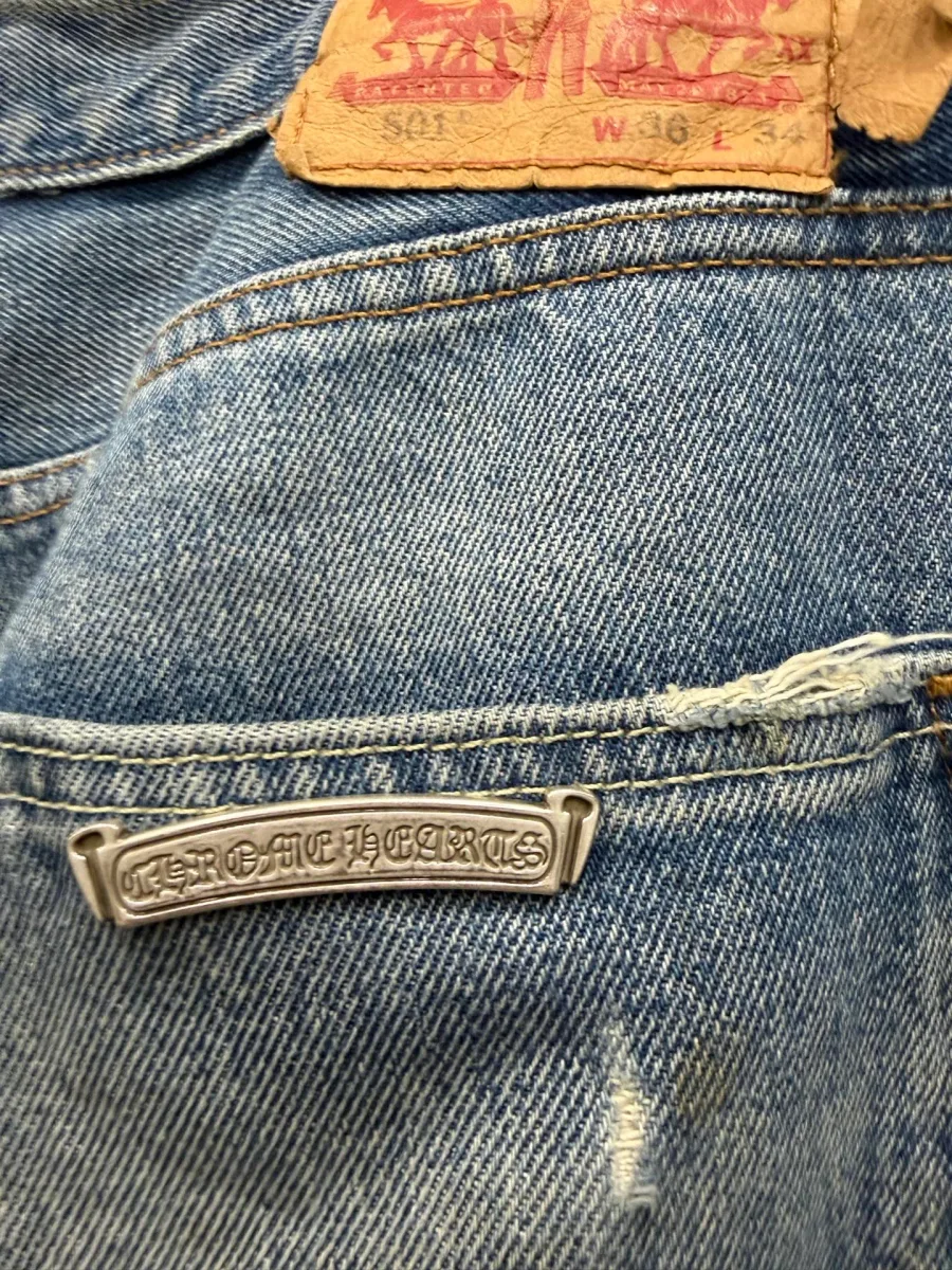 Кожаный патч Levi's 501 и серебряная пластина Chrome Hearts на заднем кармане джинсов