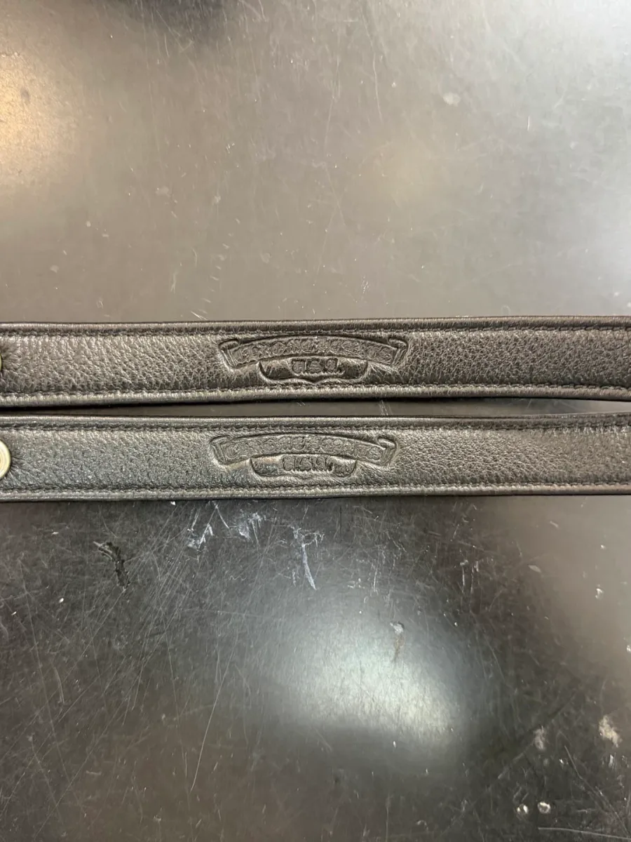 Внутренняя сторона кожаного браслета Chrome Hearts с тиснением и кнопками