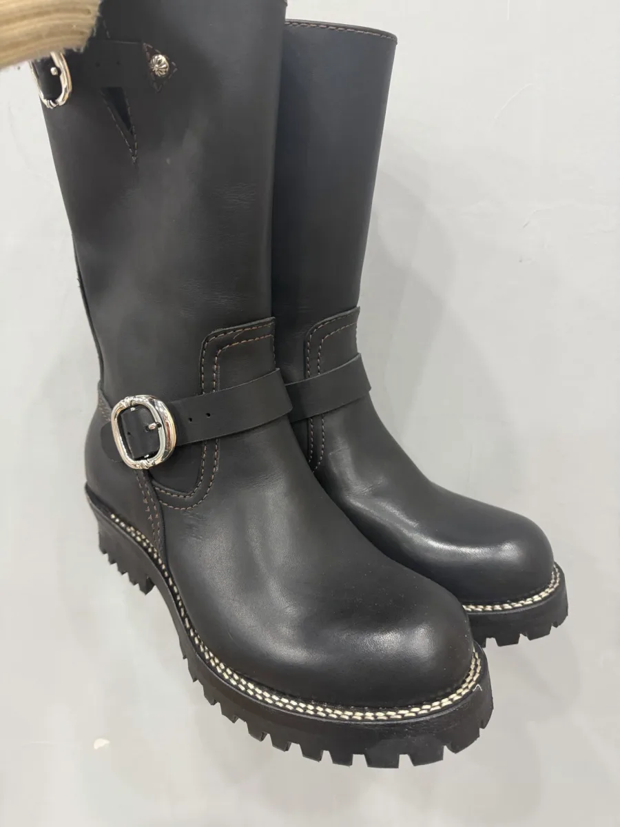 Черные кожаные сапоги Chrome Hearts x Wesco, вид сбоку