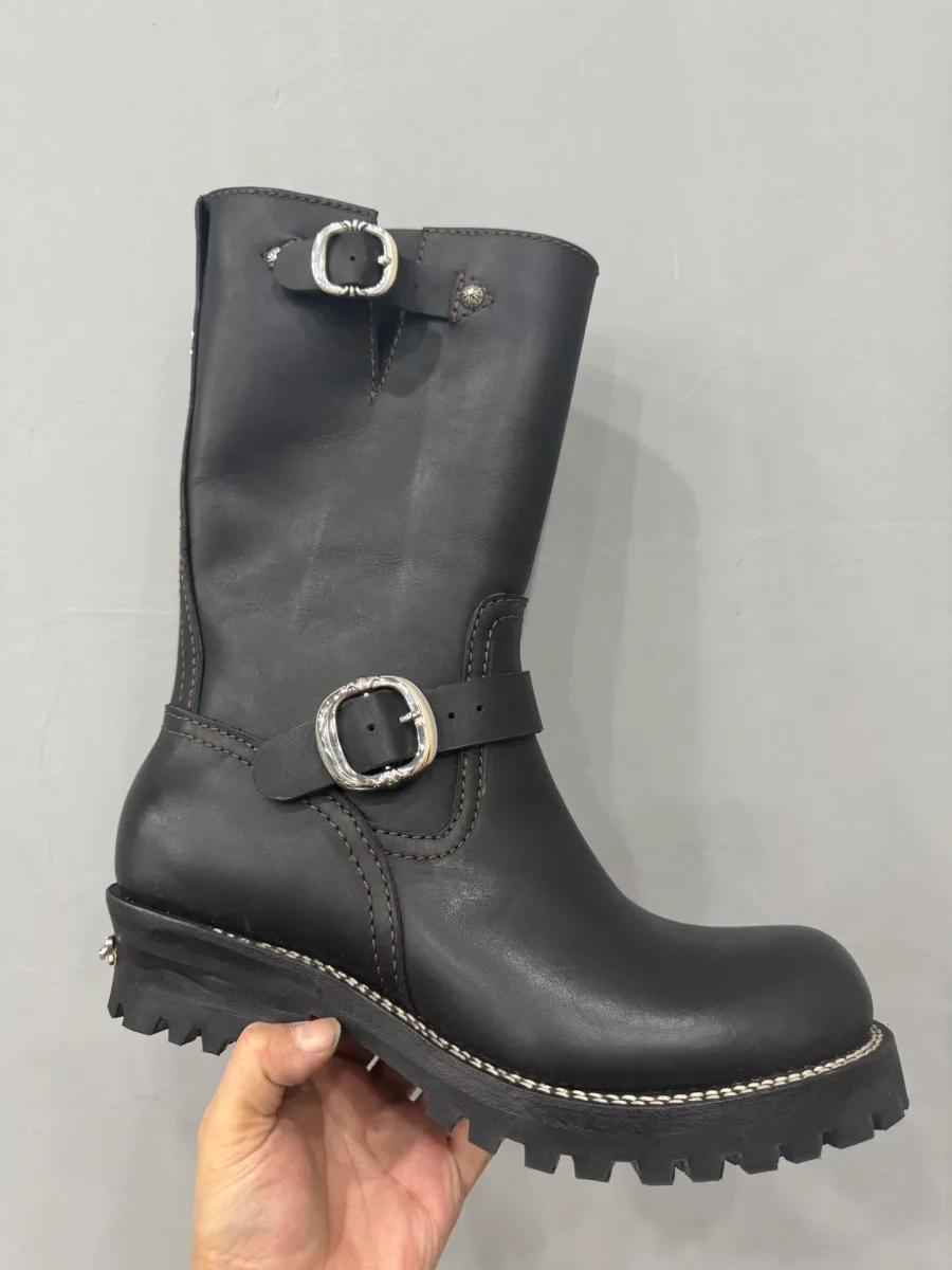 Черный кожаный сапог Chrome Hearts x Wesco на руке