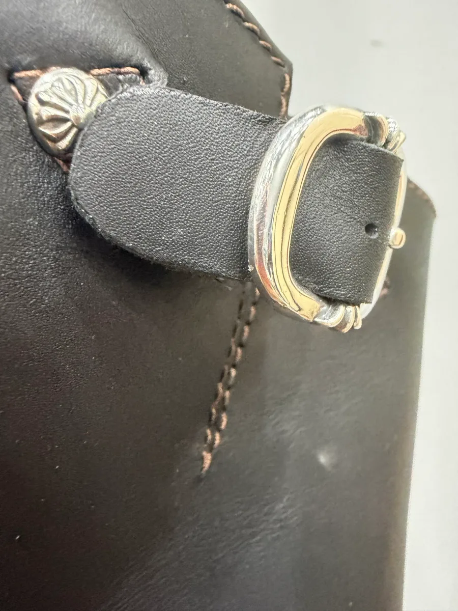 Ремешок с серебряной пряжкой на сапогах Chrome Hearts x Wesco