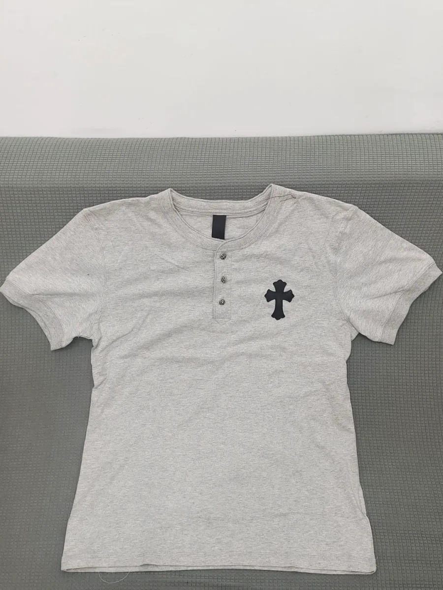 Серая футболка-хенли Chrome Hearts с черным кожаным крестом на груди, вид спереди