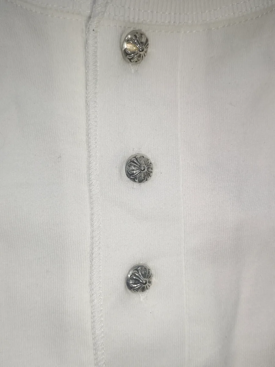 Планка с тремя серебряными пуговицами на белой футболке-хенли Chrome Hearts