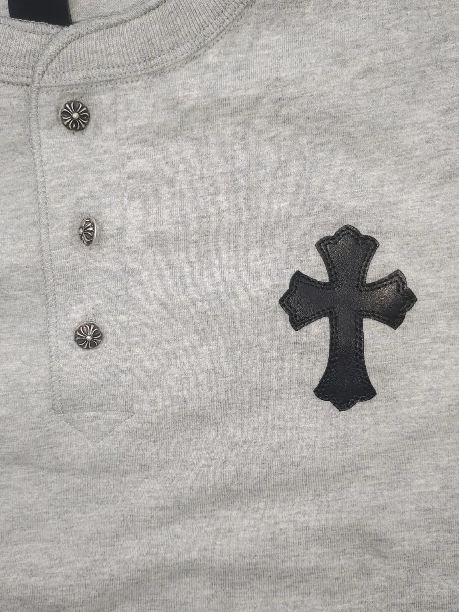 Черный кожаный крест и планка с пуговицами на серой футболке Chrome Hearts