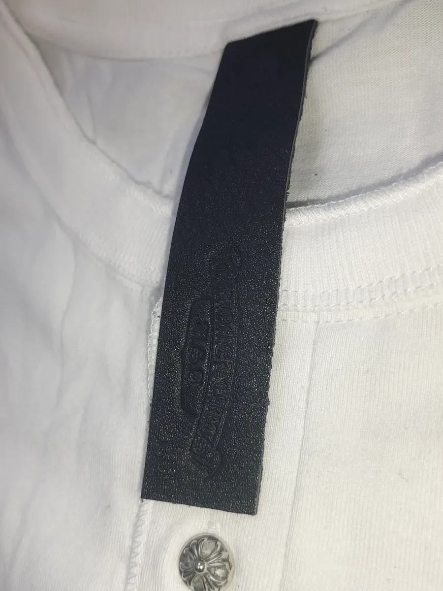 Кожаный ярлык на воротнике футболки Chrome Hearts