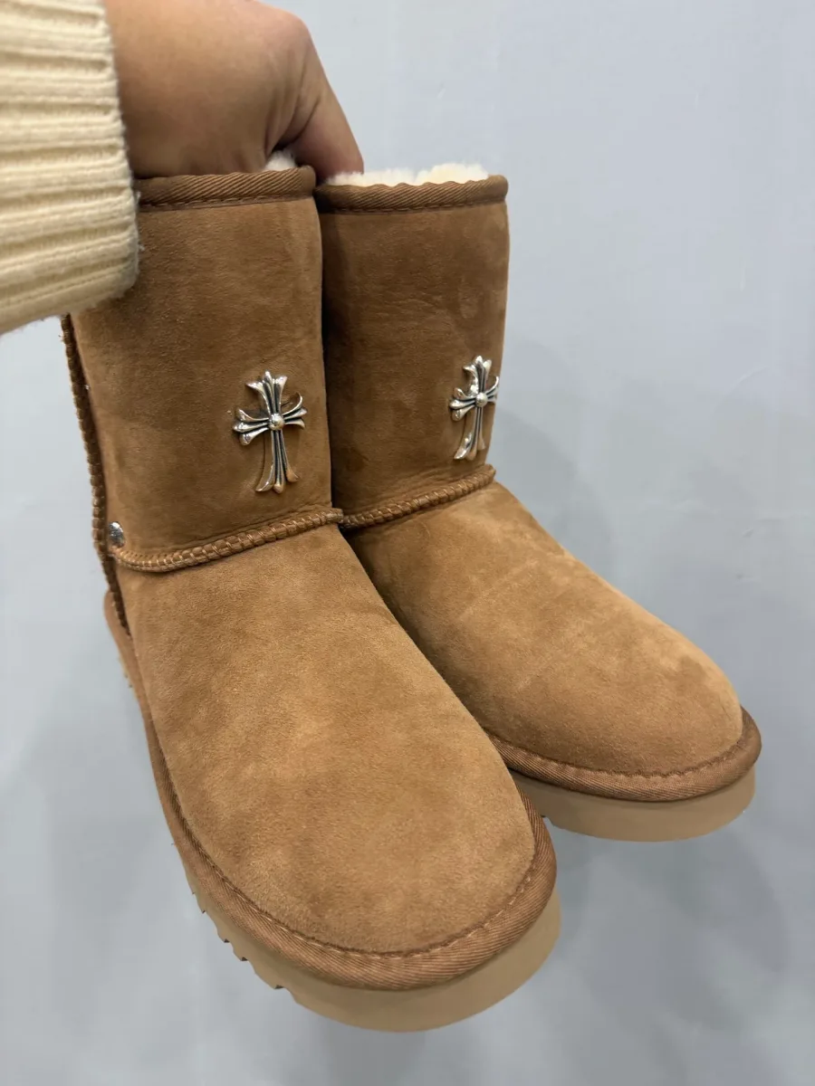 Бежевые сапоги-угги Chrome Hearts x UGG Classic Short II с серебряными крестами