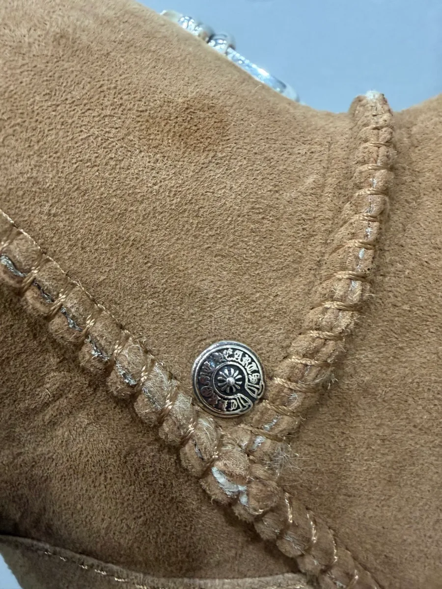 Металлическая заклепка с гравировкой Chrome Hearts на сапогах UGG