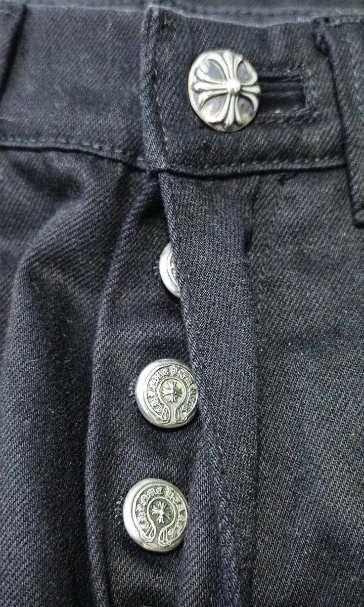 Металлические пуговицы-болты с гравировкой Chrome Hearts на ширинке джинсов