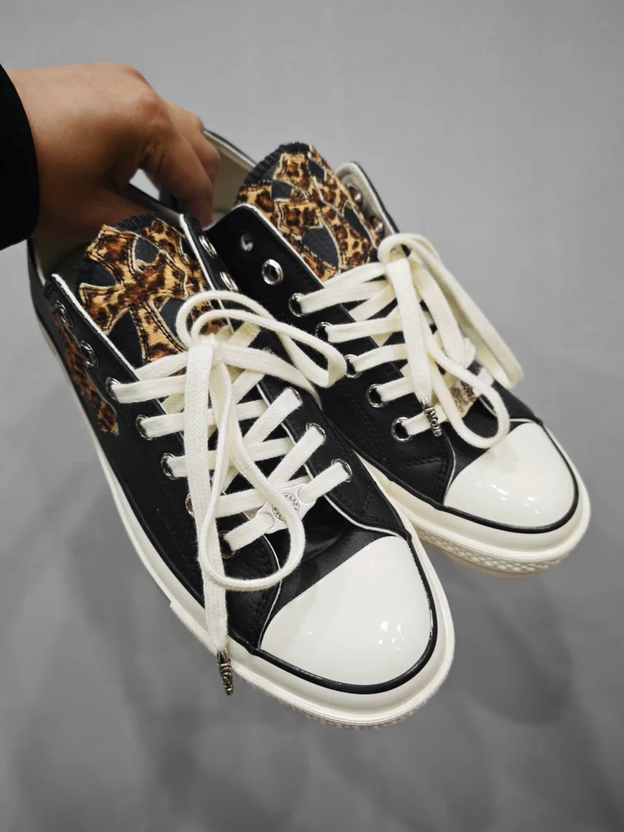 Кеды Chrome Hearts x Converse Chuck 70 черные с леопардовым принтом, вид сбоку