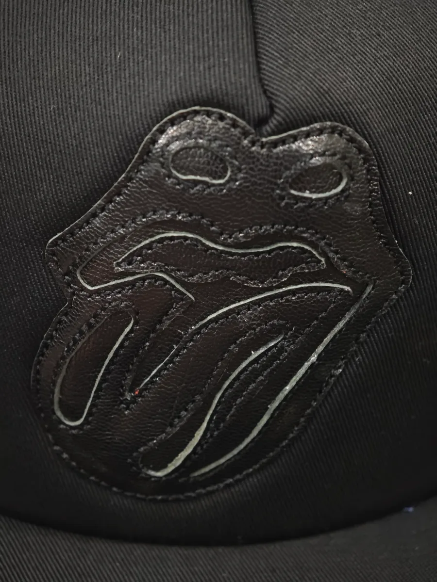 Черная кожаная аппликация в виде языка Rolling Stones на кепке Chrome Hearts