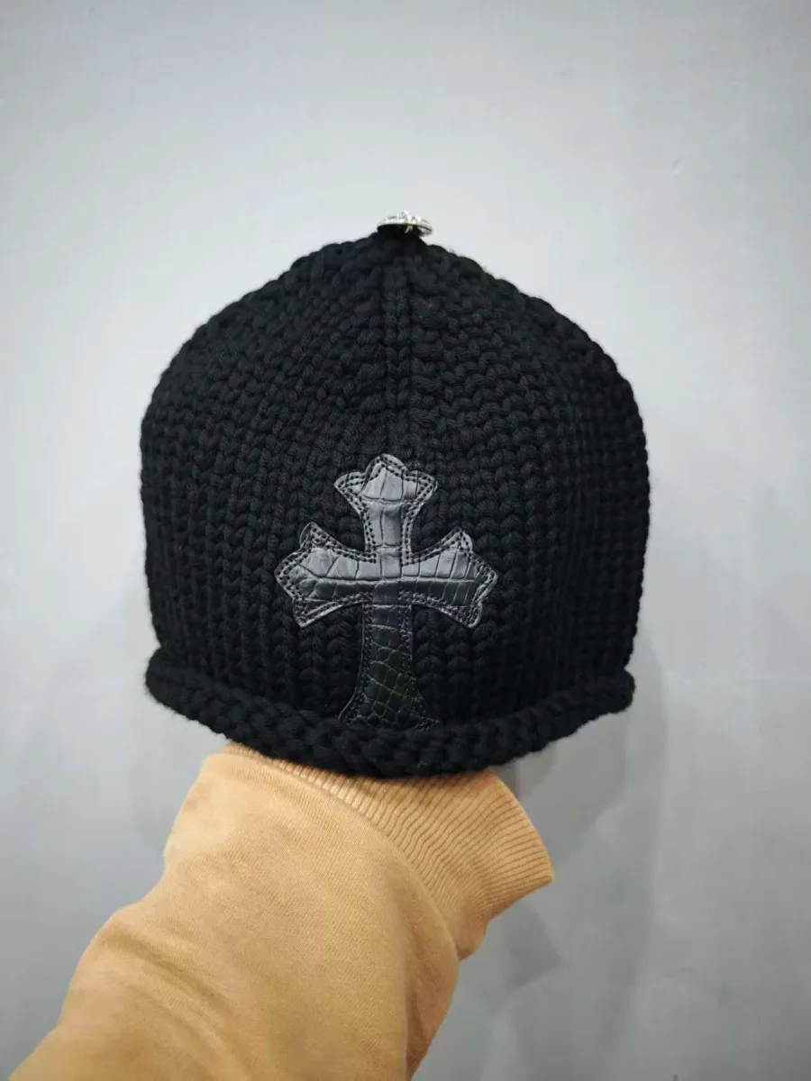 Черная вязаная кашемировая шапка Chrome Hearts с кожаной нашивкой в виде креста