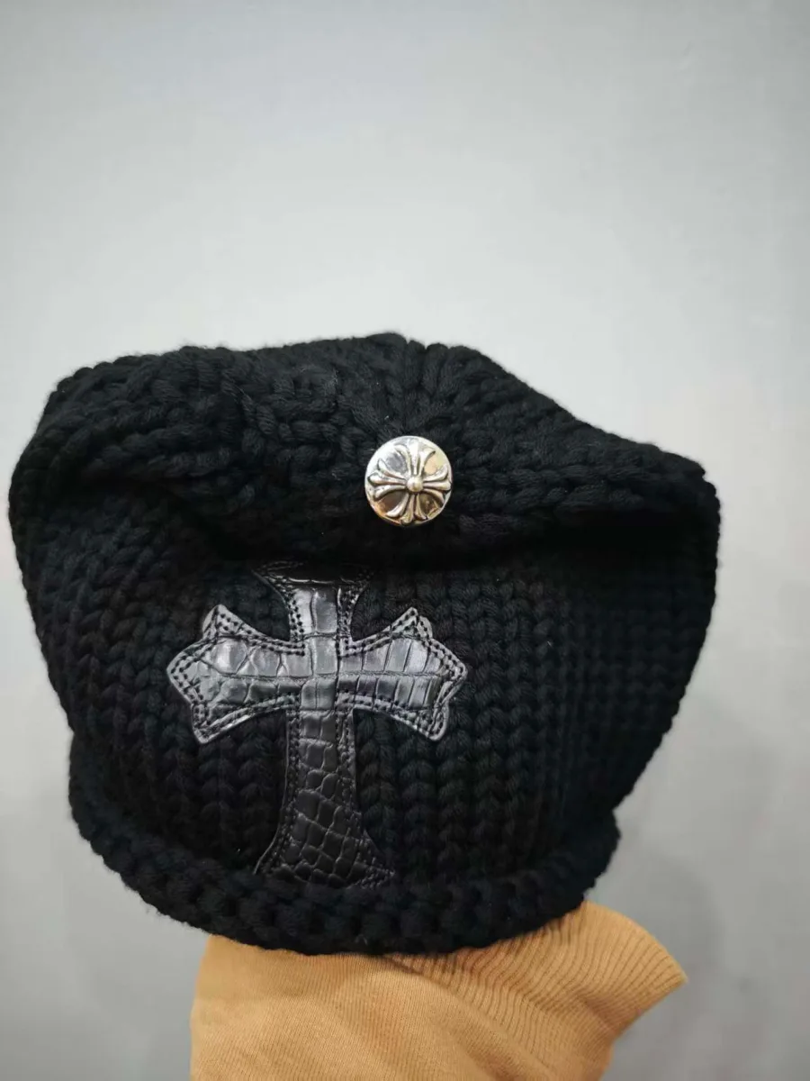 Вид сверху на черную шапку Chrome Hearts с серебряной заклепкой
