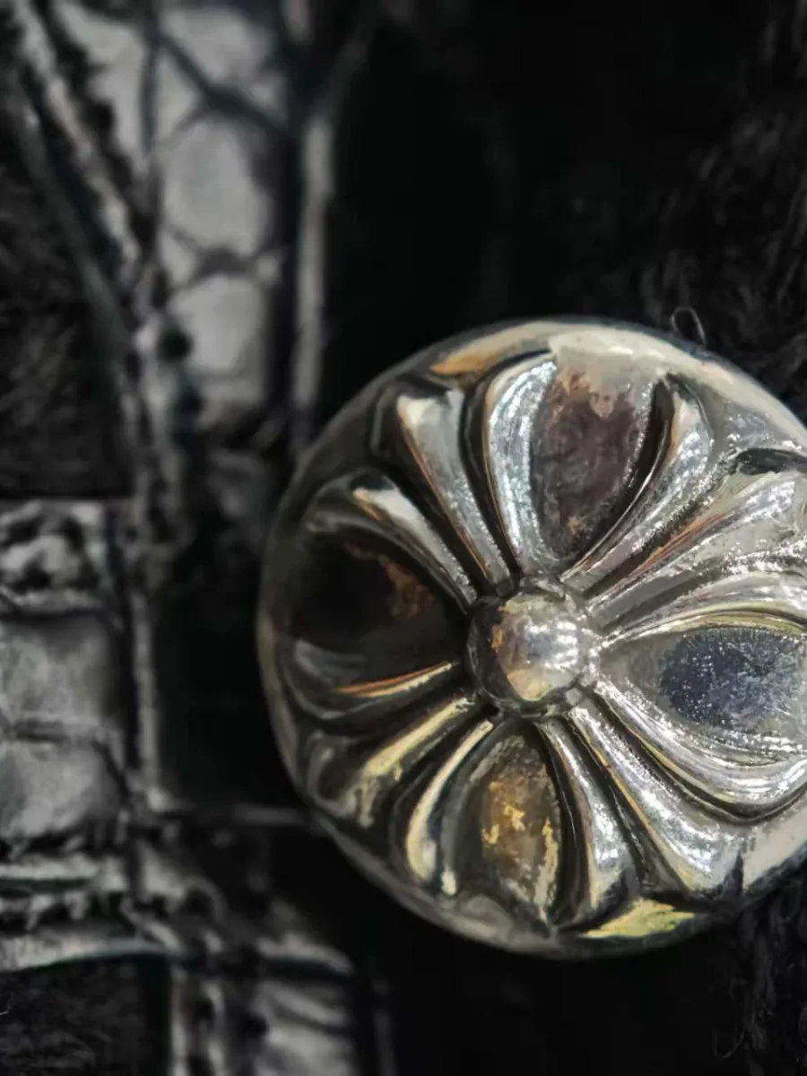 Деталь серебряной фурнитуры 925 пробы на шапке Chrome Hearts