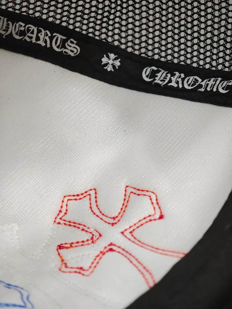 Деталь внутренней части кепки Chrome Hearts с вышивкой креста красной нитью