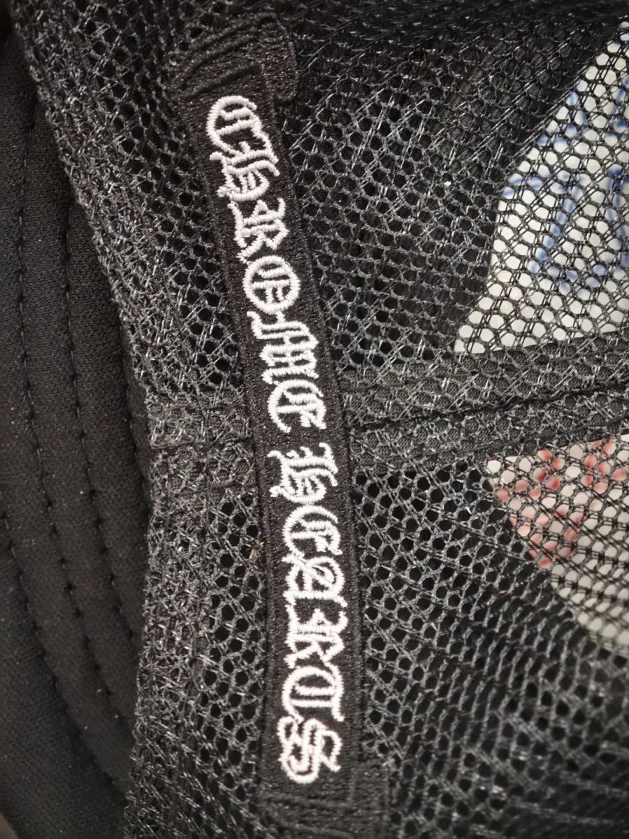 Деталь сетчатой панели кепки Chrome Hearts с вышитым логотипом бренда