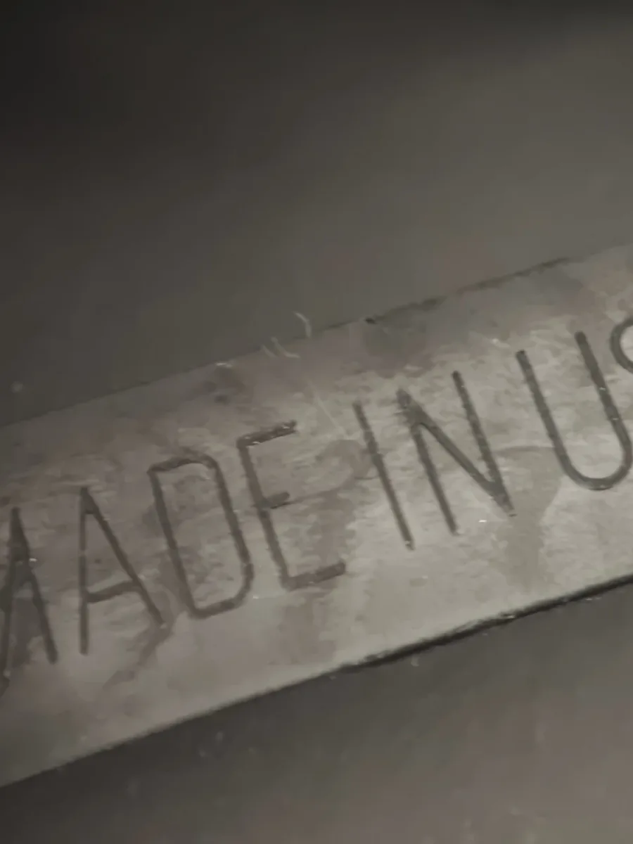 Крупный план тиснения Made in USA на ремешке кепки Chrome Hearts