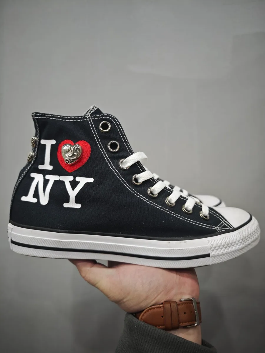 Высокие черные кеды Chrome Hearts x Converse Chuck Taylor All Star с принтом I Love NY, вид сбоку