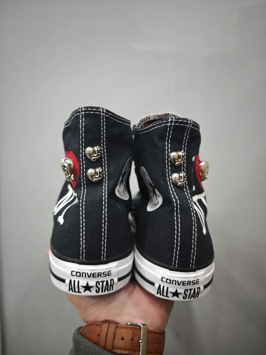Высокие черные кеды Chrome Hearts x Converse Chuck Taylor All Star, вид сзади с серебряными заклепками