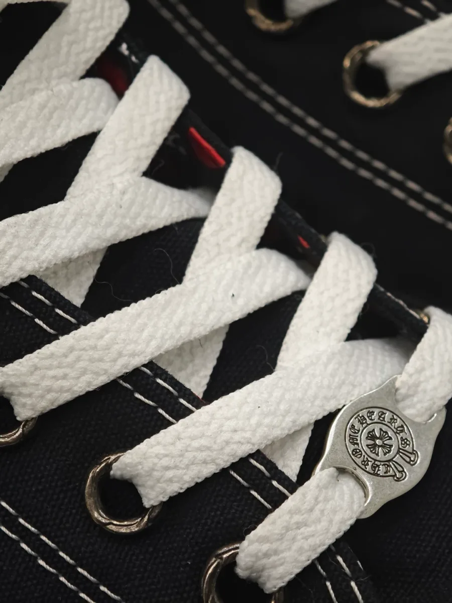 Деталь шнуровки кед Chrome Hearts x Converse Chuck Taylor All Star с серебряным дюбре
