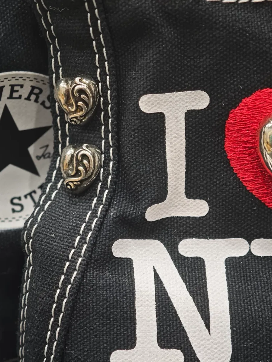 Деталь принта I Love NY и серебряного сердца на кедах Chrome Hearts x Converse Chuck Taylor All Star