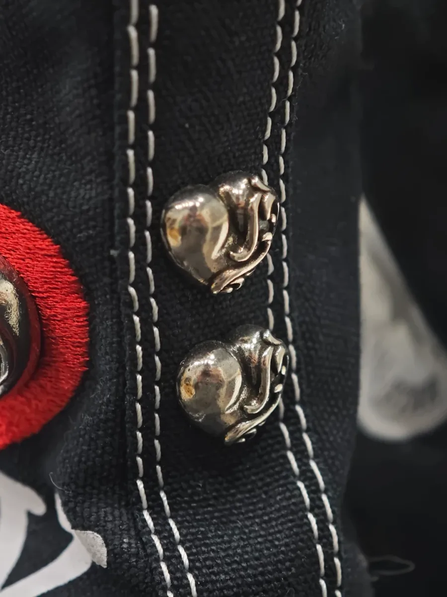 Серебряные заклепки в виде сердец на заднике кед Chrome Hearts x Converse Chuck Taylor All Star