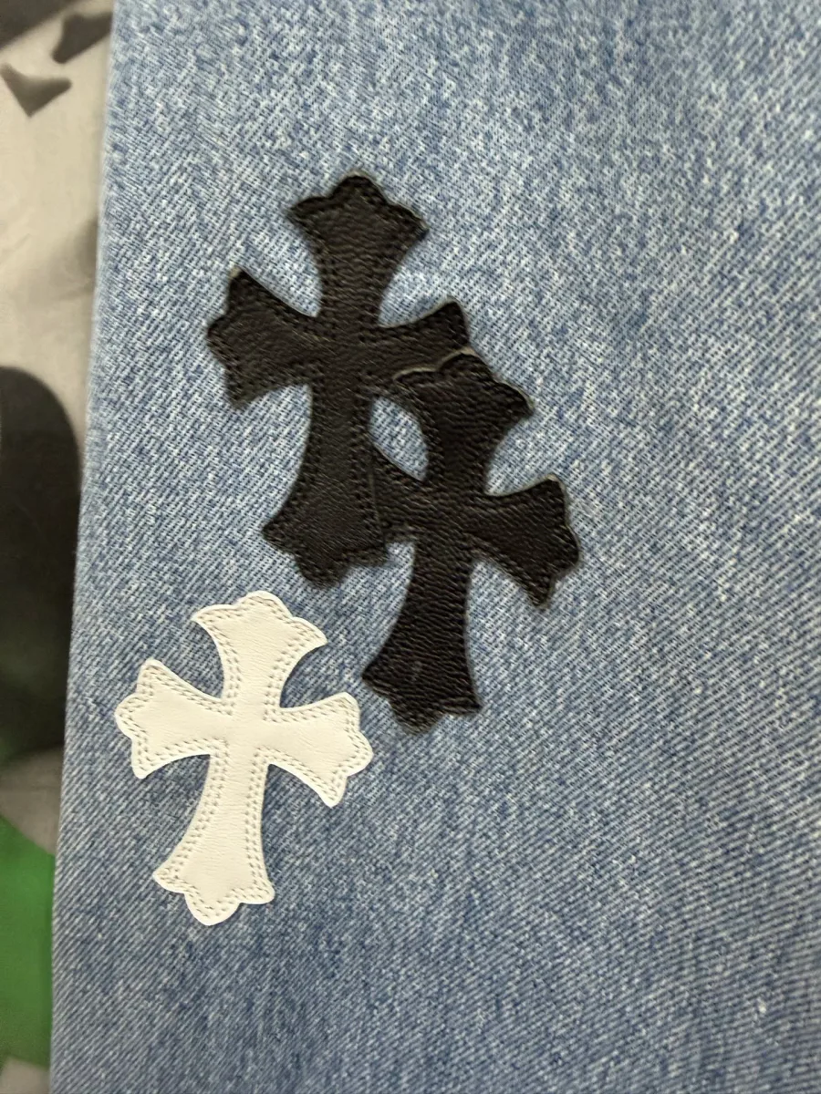 Нашивки в виде крестов из черной и белой кожи на штанине джинсов Chrome Hearts x Levi's Vintage 501