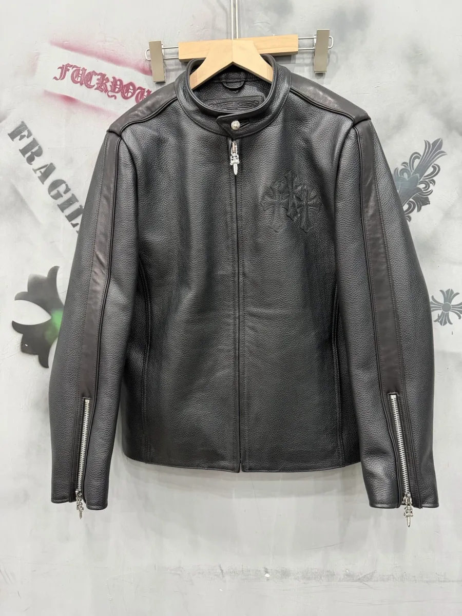 Черная кожаная куртка Chrome Hearts, вид спереди