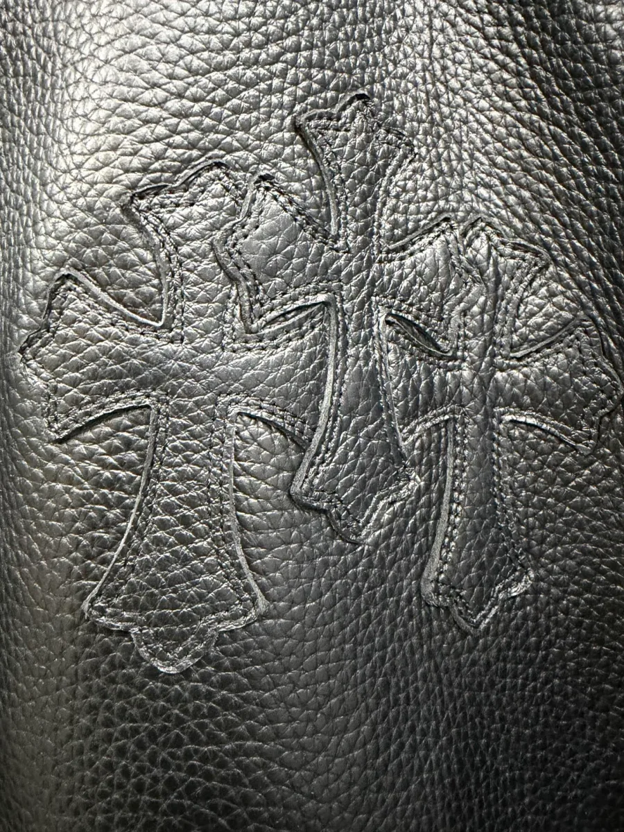Кожаная нашивка в виде крестов на груди куртки Chrome Hearts