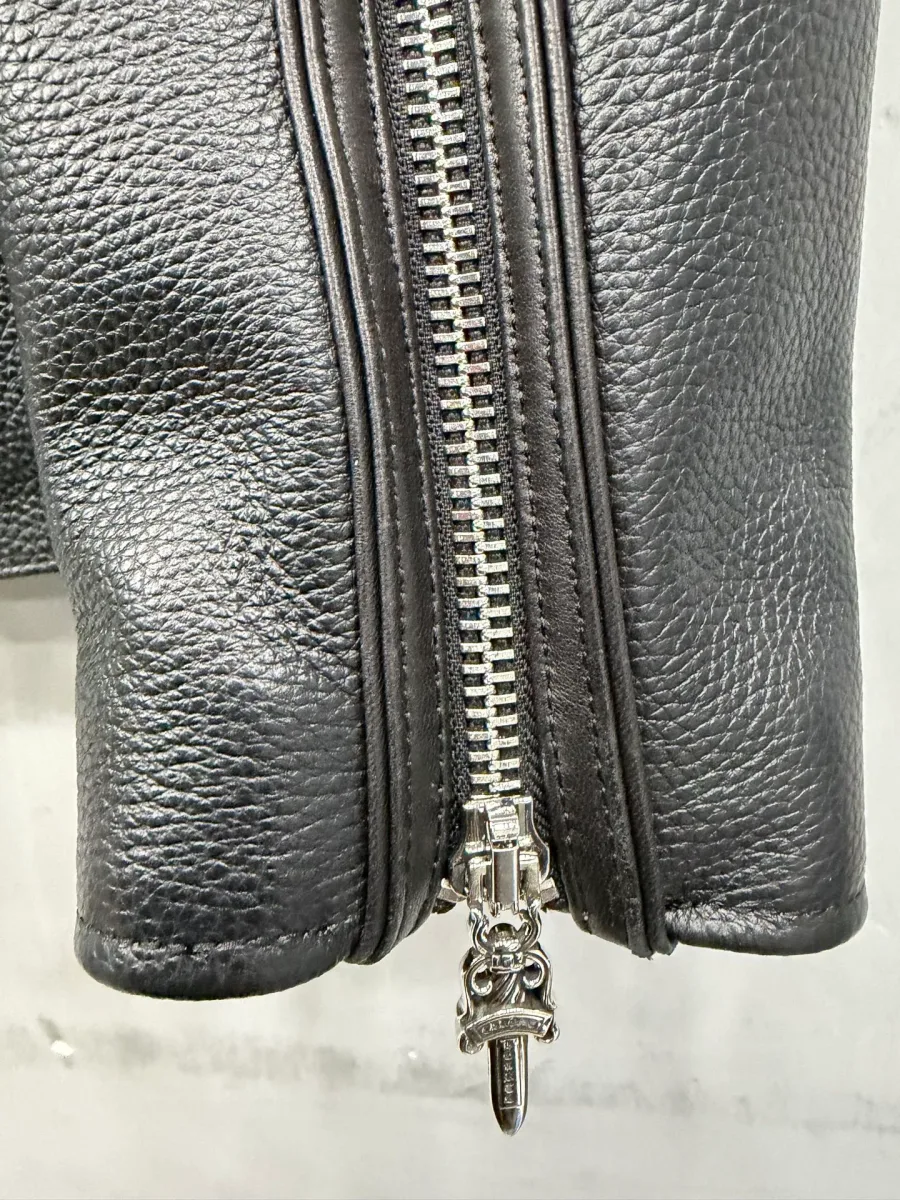 Деталь молнии на рукаве куртки Chrome Hearts с пуллером-кинжалом