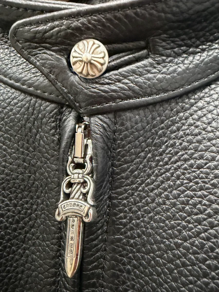 Воротник-стойка и центральная молния куртки Chrome Hearts