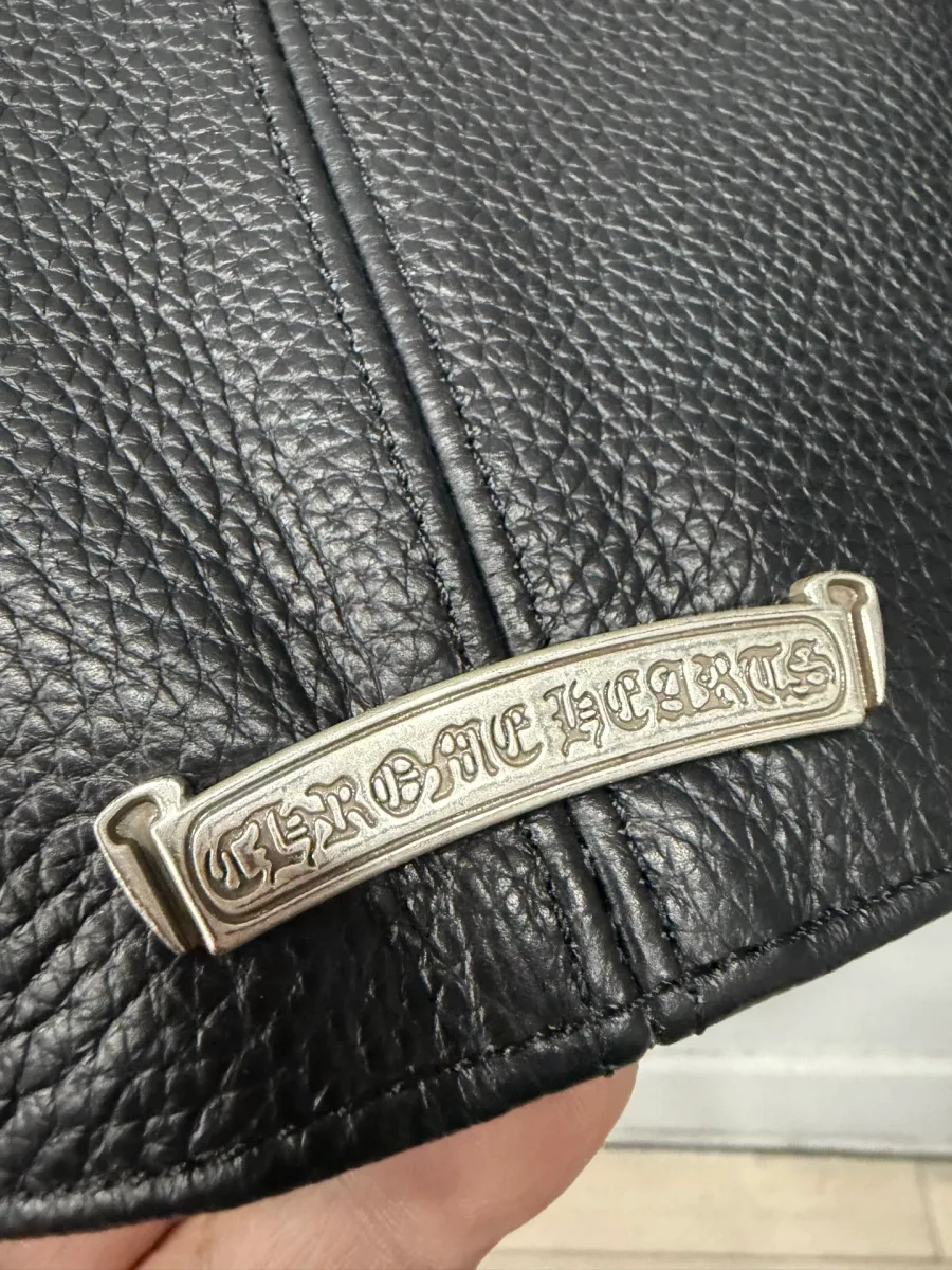 Металлическая плашка с логотипом Chrome Hearts на спинке куртки