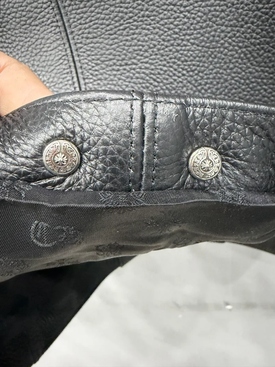 Кнопки с фирменной гравировкой на подоле куртки Chrome Hearts