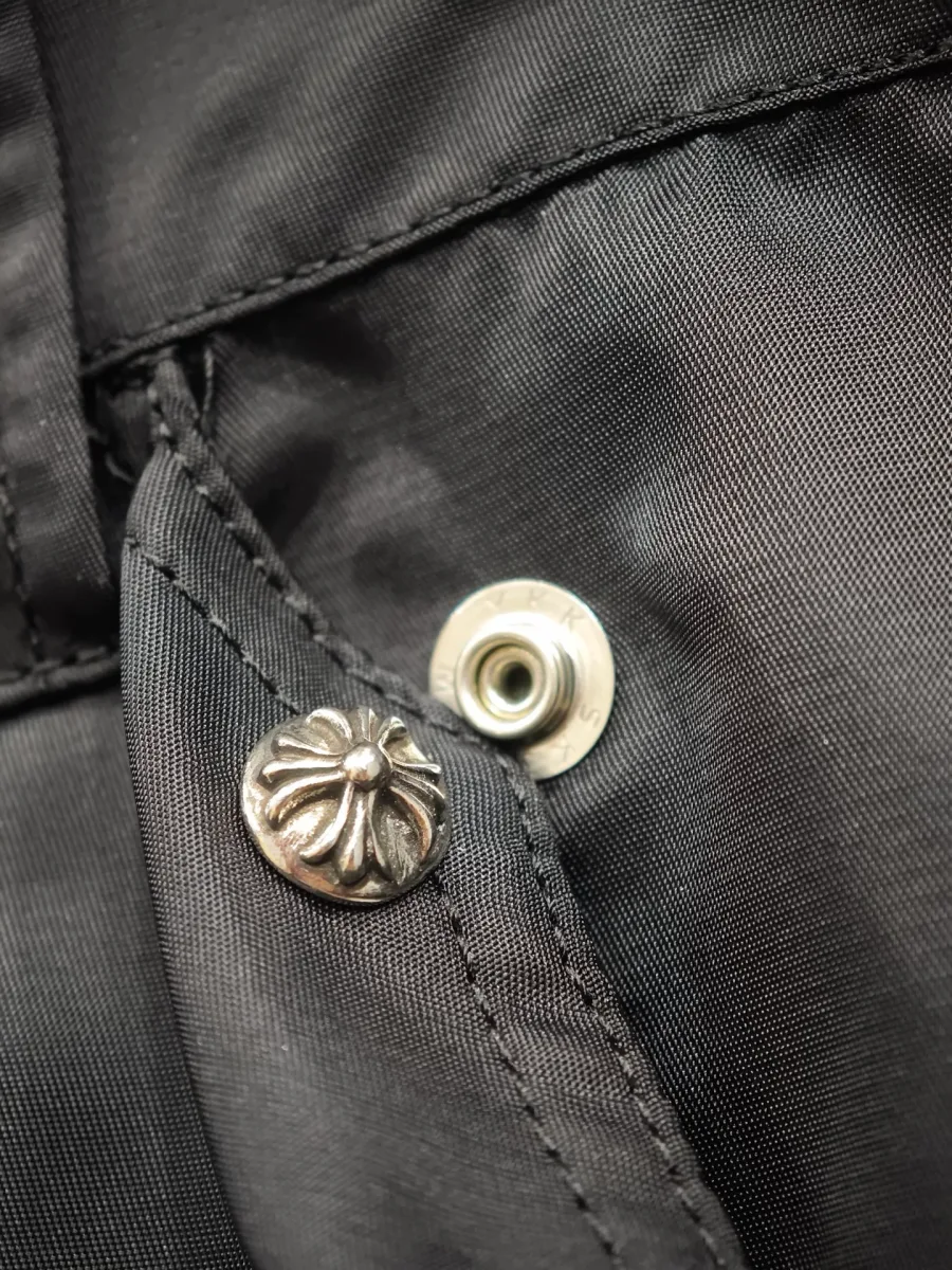 Крупный план заклепки в виде креста Chrome Hearts