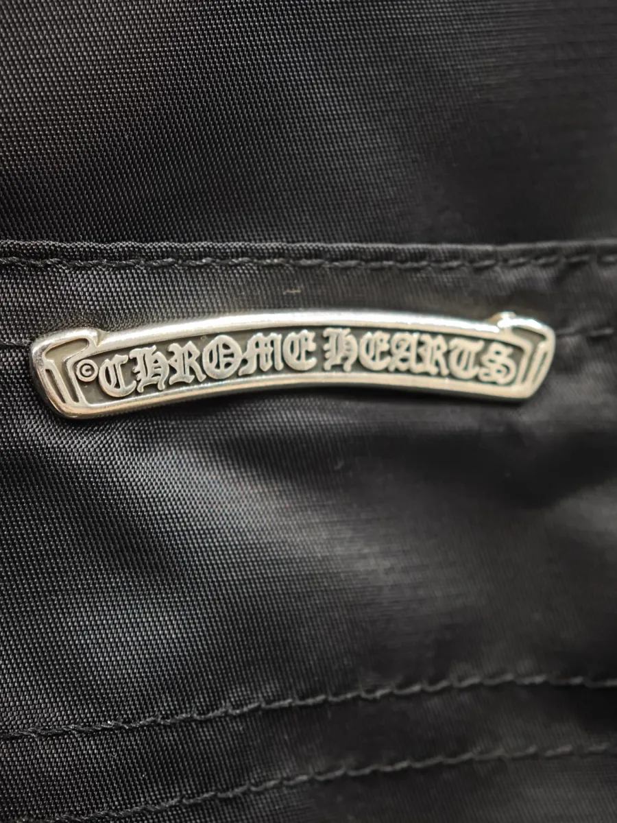 Серебряная брендированная пластина Chrome Hearts на кармане