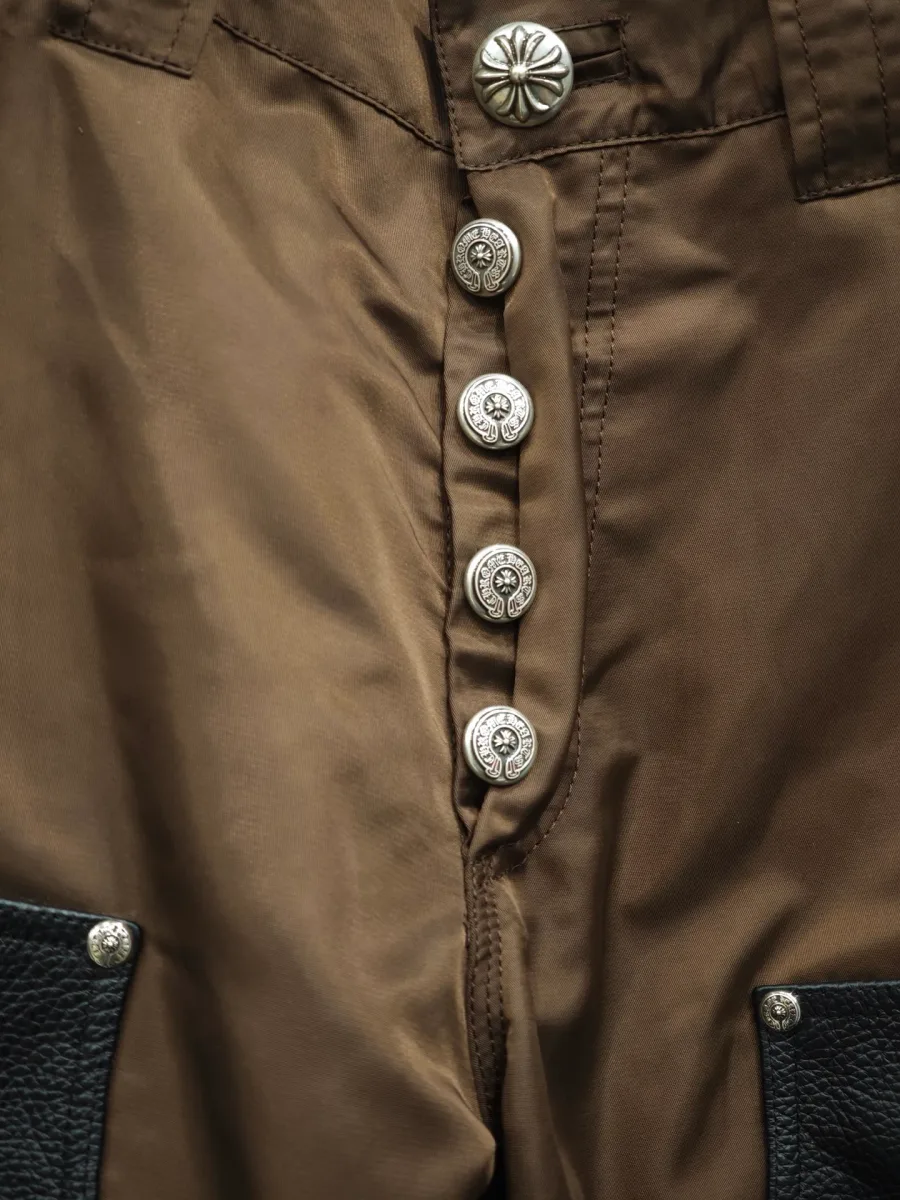 Пуговицы на ширинке коричневых шорт Chrome Hearts