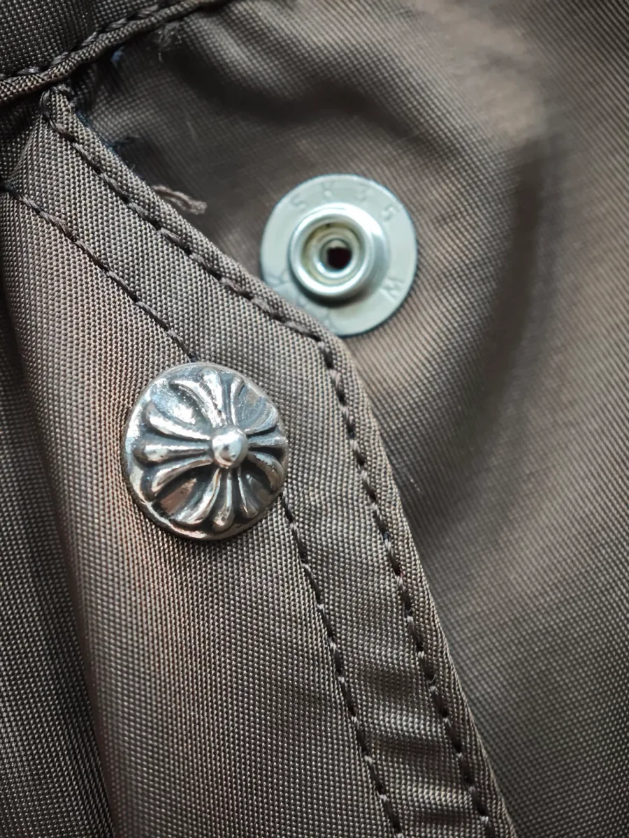 Металлическая заклепка-крест на коричневых шортах Chrome Hearts