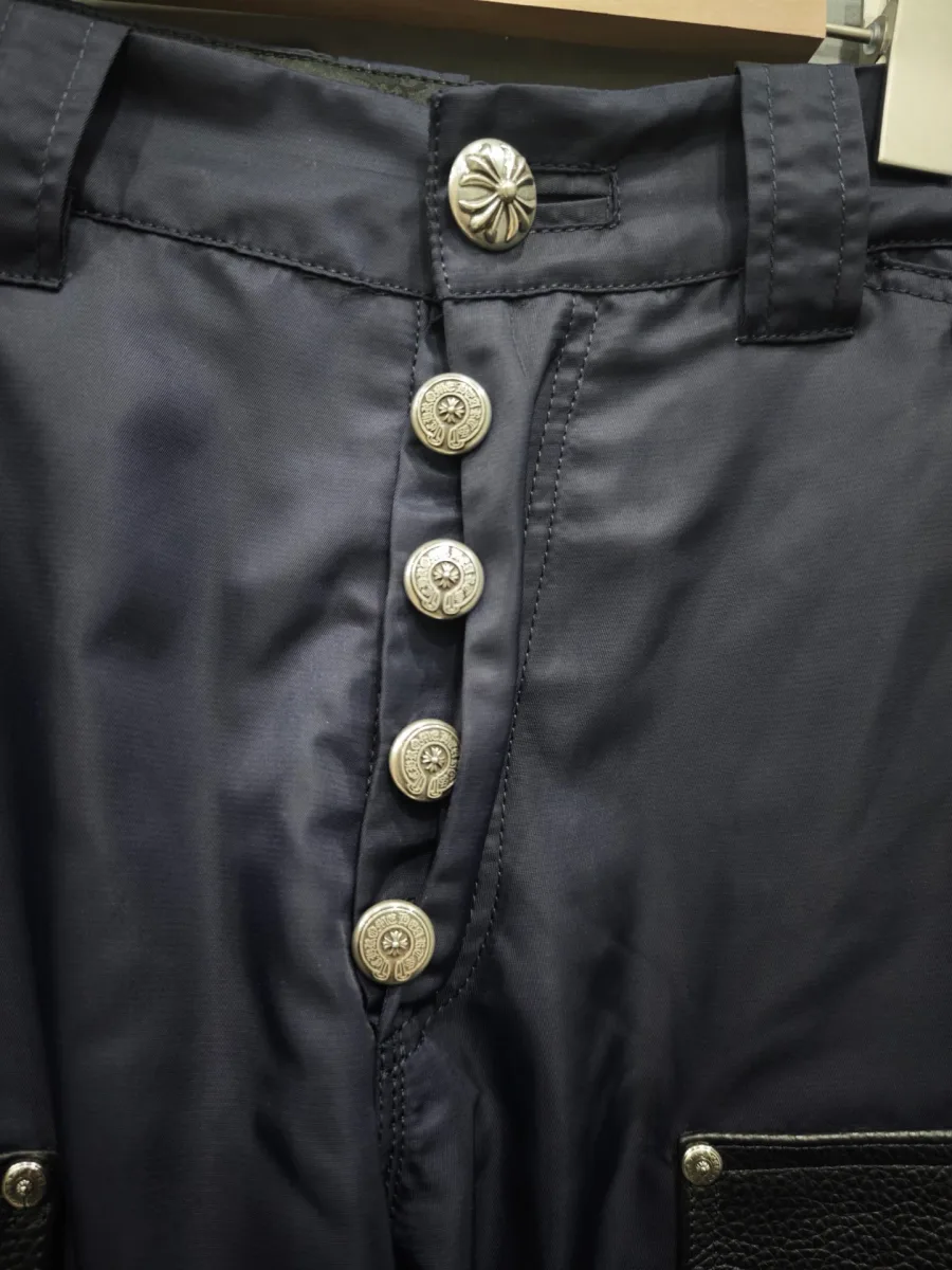 Деталь застежки на металлические болты с фирменным тиснением Chrome Hearts