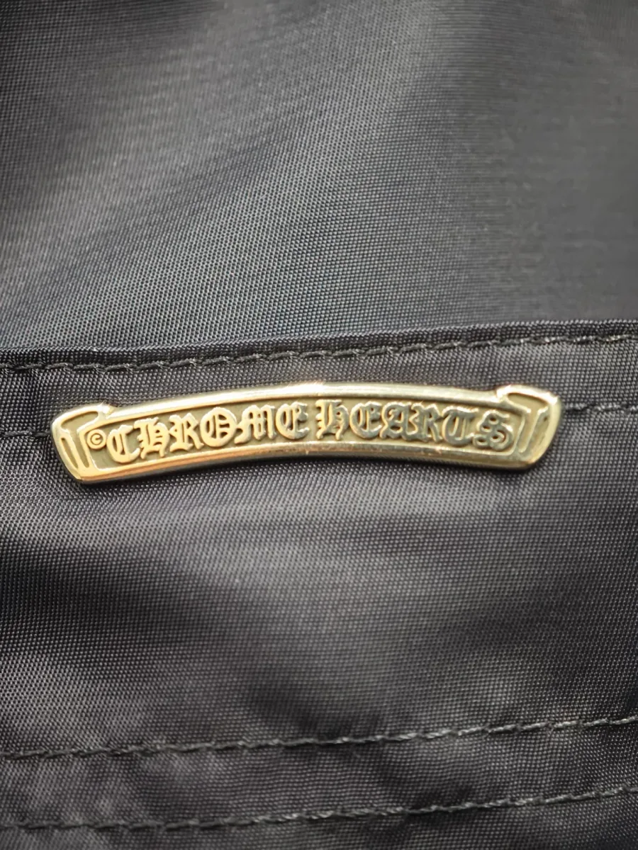 Металлическая пластина с гравировкой Chrome Hearts на заднем кармане