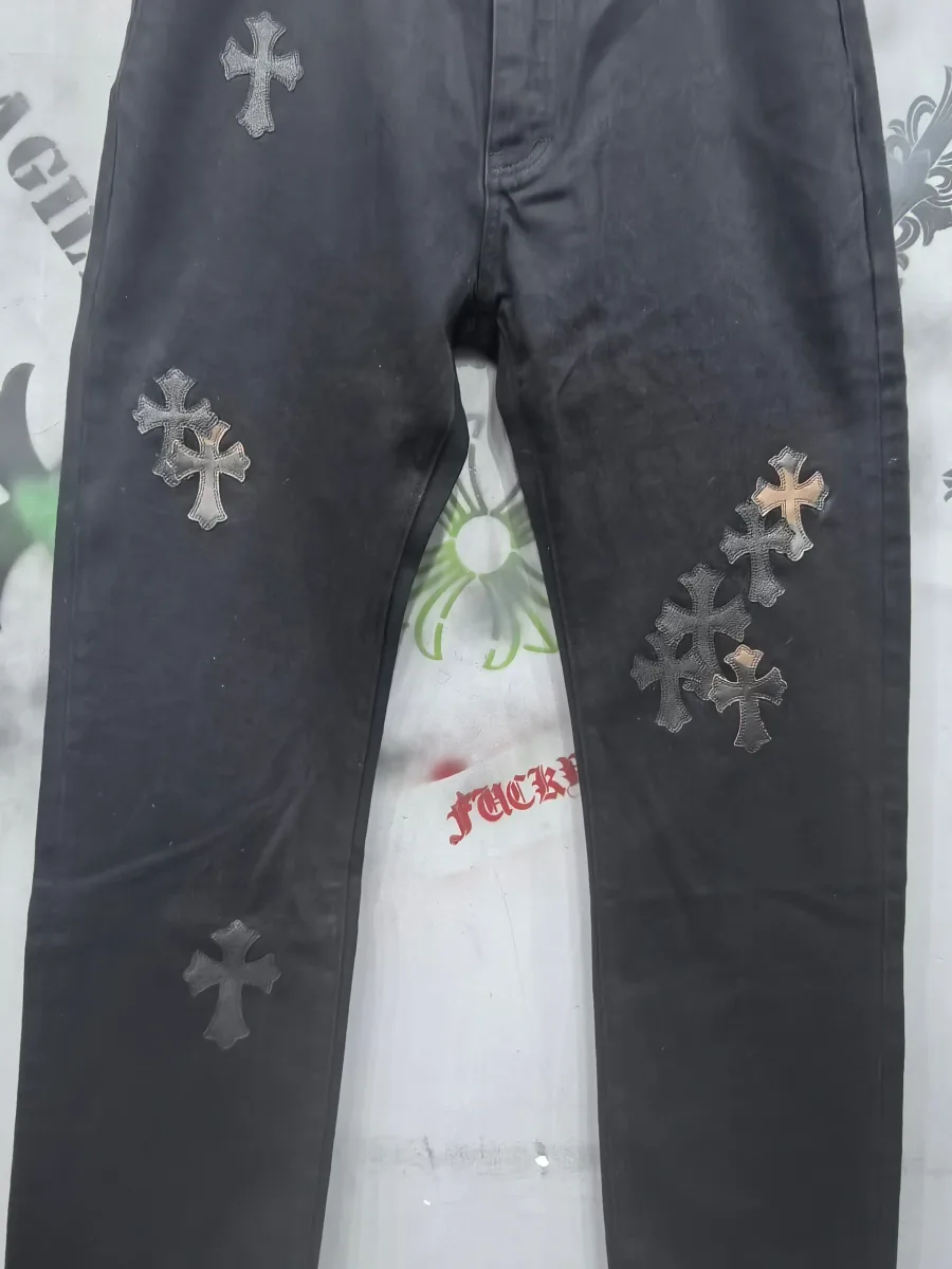 Черные брюки Chrome Hearts с кожаными патчами-крестами, вид спереди