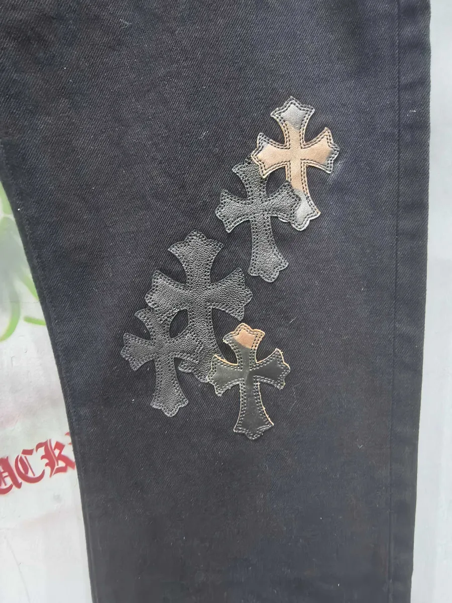 Кожаные патчи в виде крестов на штанине брюк Chrome Hearts