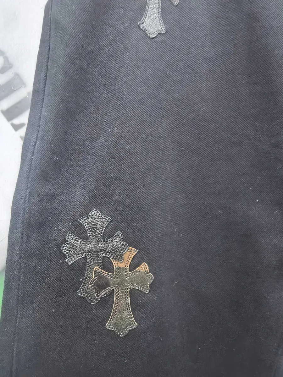 Декоративные нашивки-кресты на брюках Chrome Hearts
